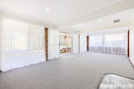 Charming 4-Bedroom Cottage in the Heart of Tamworth - Photo 2