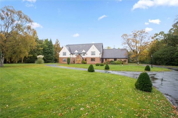 A spacious 5 bedroom detached house with indoor swimming pool, jacuzzi and sauna, well located in a large gated plot on the edge of Wilmslow - Photo 1