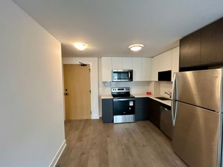 For Lease - 202 Burnhamthorpe Road Unit# 1703W, Mississauga, Ontario - Photo 3