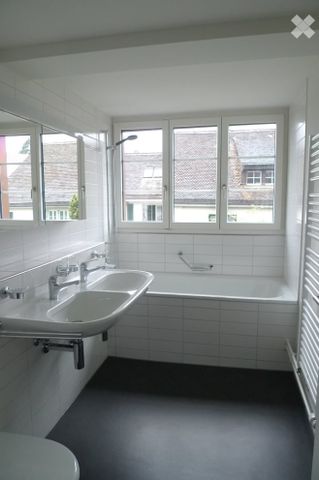 Charmante 5.5-Zimmer-Dachwohnung mit Seesicht - Photo 5