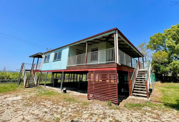 Peaceful 3 Bedroom Farmhouse in Woodford Island with Water Included - Photo 1