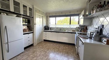 Spacious 3 Bedroom with 2 bathrooms - Photo 3