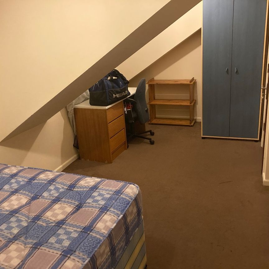 3 Bed Maisonette, Gloucester Road, BS7 - Photo 1