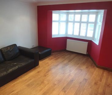 5 Bed Semi-Detached House, Leyswood Drive, IG2 - Photo 4