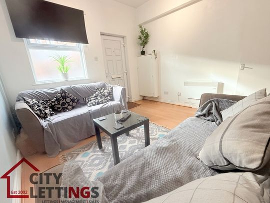 4 Bedroom Mid Terraced House - Photo 1