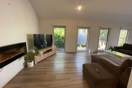 STYLISH & SECURE! - Photo 2