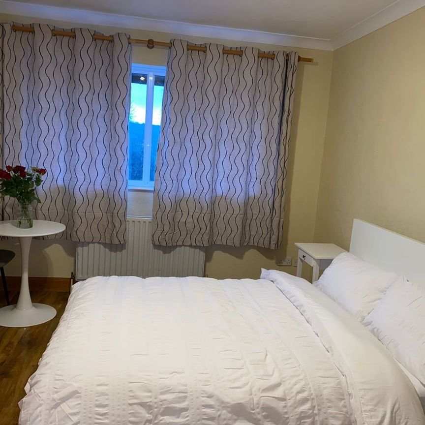 Room in a Shared Flat, Robin Hood Way, SW15 - Photo 1