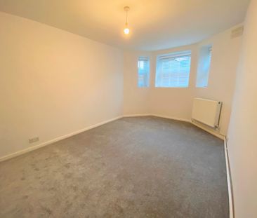 2 Bed Flat, Leamington Park, W3 - Photo 2