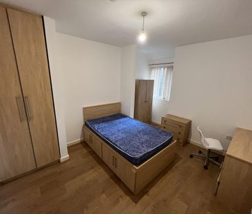 8 bedroom semi-detached house to rent - Photo 4