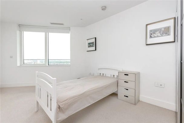 2 bedroom flat in 12 Lombard Road - Photo 1