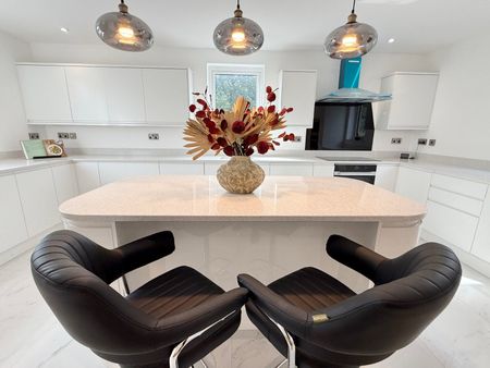 5 bedroom semi-detached house to rent - Photo 2