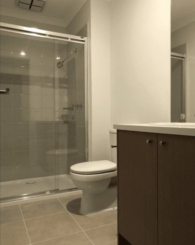 Beautiful 3-Bedroom Home in Roxburgh Park - Photo 4