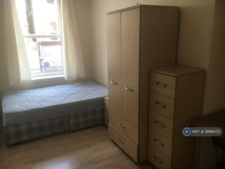 4 bedroom flat to rent - Photo 2