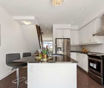 For Lease - 147 Salterton Circle, Vaughan, Ontario - Photo 2