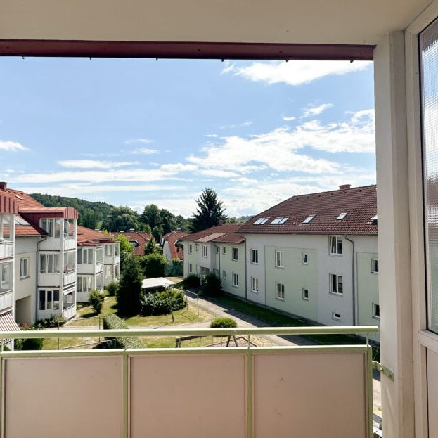 Lichtdurchflutet Dachgeschosswohnung mit 2 Schlafzimmer und Loggia in Schlüßlberg - Photo 1