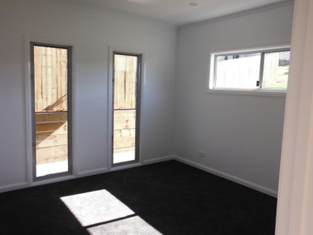 Four bedroom free standing duplex - Photo 2