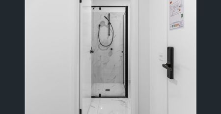 Private Ensuite Room with Courtyard - All Bills & Internet Included | From $365/week - Photo 2