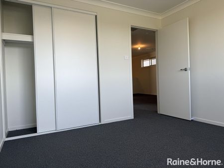 Upgraded brand new 5 Bedroom house for rent - Photo 5