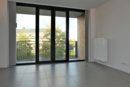 Lichtrijk nieuwbouwappartement v 57m² gelegen op de 2de verdieping met lift en terras van 6m². Groen uitzicht. - Foto 4