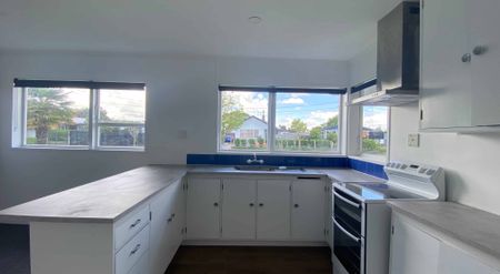 7 Betley Crescent - Photo 2