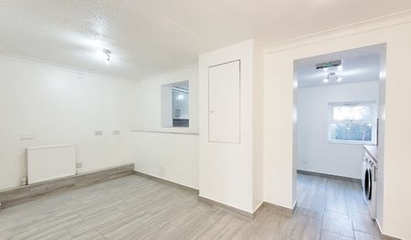 Garnet Walk, Beckton, London E6 - Photo 2