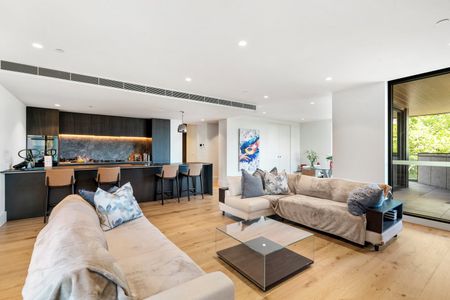 Private Luxury Living with Panoramic City, Bay & Lake Views - Photo 4