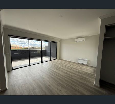 39 Amazing Boulevard, Fraser Rise, Vic 3336 - Photo 3