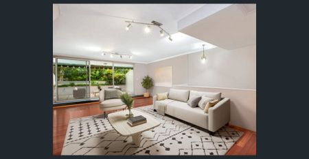 Expansive Town Home - Photo 2