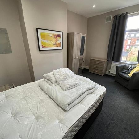 1 bedroom in a house share to rent - Photo 3