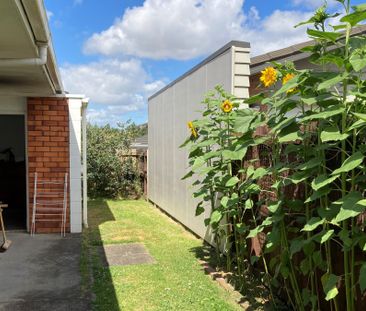 Three bedroom home in Hamilton East - Photo 4