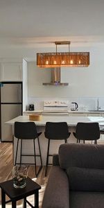DISPONIBLE - Magnifique 3 1/2 rénové + cour + meubles @ louer - Photo 3