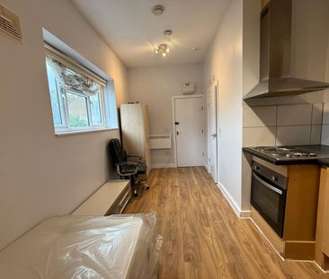 Self contained studio flat close to ilford town center- £950 pcm - Photo 2