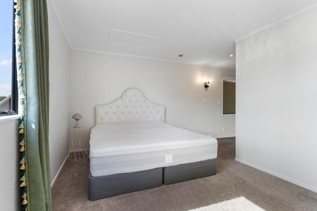 Superb Living - Unbeatable Location - Photo 3