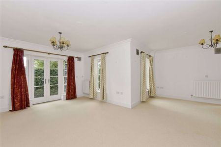 Well presented, four bedroom / three bathroom town house in a desirable location to the West of Marlow High Street. - Photo 2