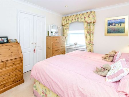 A well presented two bedroom ground floor apartment in Sunningdale. - Photo 4