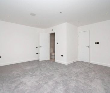 4 bedroom semi-detached house to rent - Photo 5