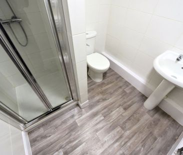 2 bedroom Flat in Flat 4, Leeds - Photo 6