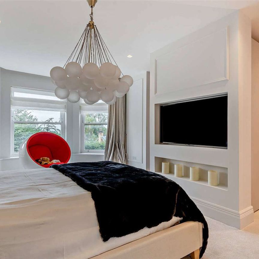 Luxurious three bedroom apartment in the heart of Alderley Edge, fully furnished, and with gated parking. - Photo 1