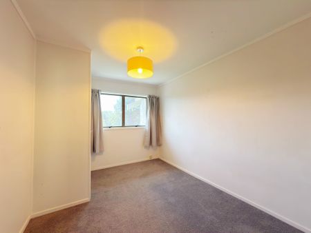 Spacious 5-Bedroom Family Home in Howick - Photo 3