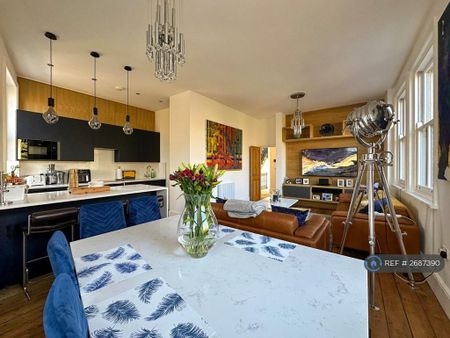 3 bedroom flat to rent - Photo 4