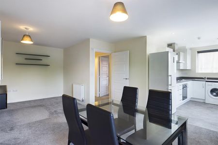 2 bedroom Flat To Let - Photo 3