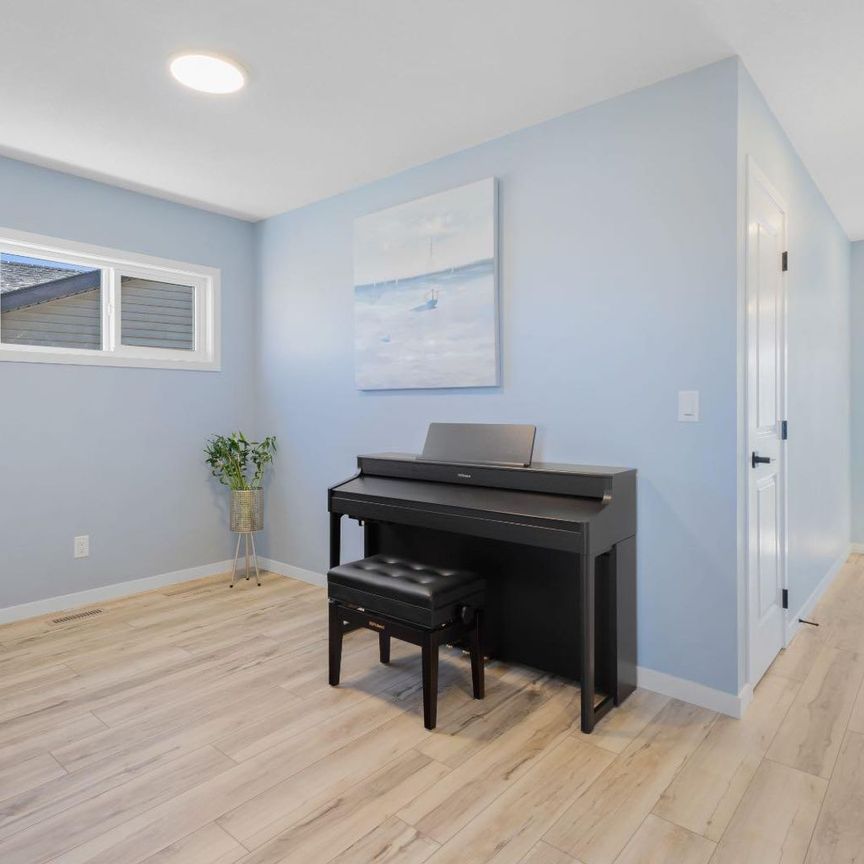 AVAILABLE OCTOBER 1 - Beautiful 4 Bedroom home in Glacier Ridge NW - Photo 1