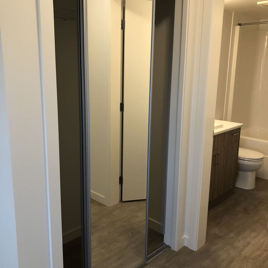 University District: U8 – Top Floor, 1 bed, 1 bath - Photo 1