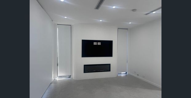 Luxurious 5 Bedroom Dream Home - Photo 1