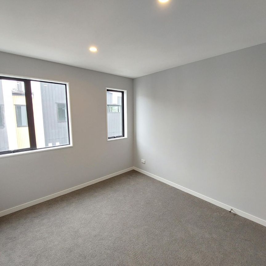 Exceptional 3-Level 4-Bedroom townhouse in Double Grammar Zone! - Photo 1