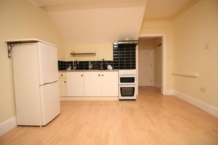 Chertsey Bridge Road, Chertsey - Photo 2