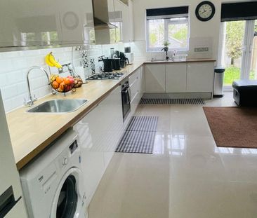 Master bedroom to rent close to seven king station - £900 pcm - Photo 1