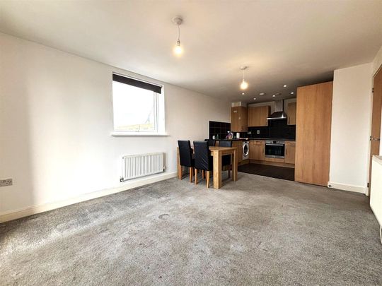 2 bedroom flat - Photo 1