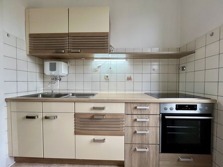 Helle Altbau-2-Zimmerwohnung mit Küche, Bad und großzügiger Deckenhöhe in ruhiger Wohnlage - Photo 4