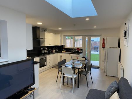 1 bedroom in a flat share to rent - Photo 3